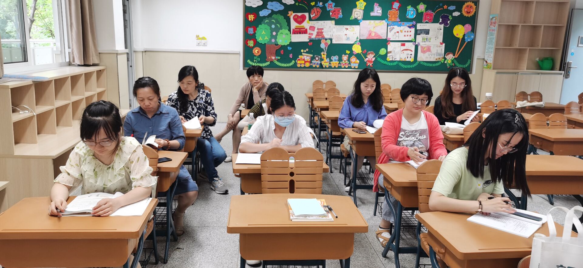 【灵美龙小】凝聚智慧 奋力前行