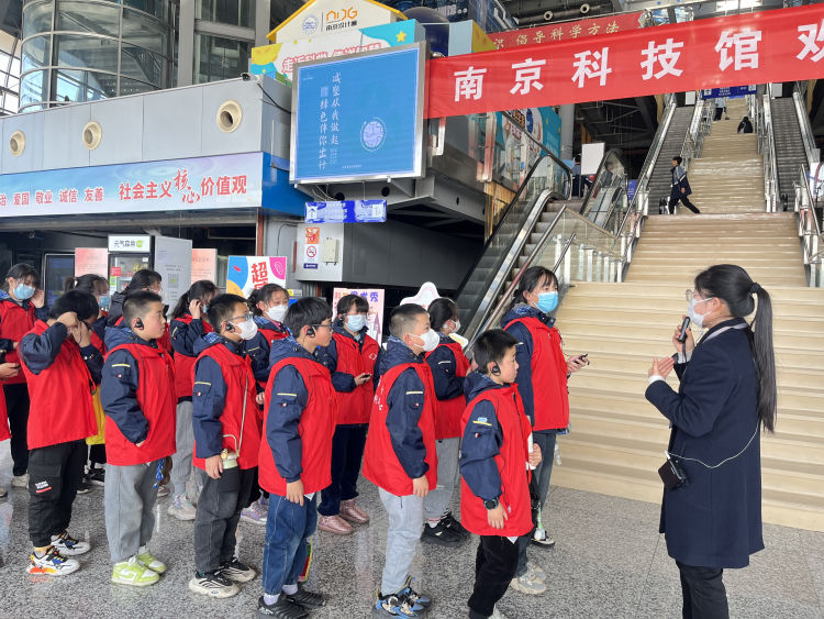 【江畔先锋·团队活动】童心探奥秘，科学启智慧——龙潭中心小学江畔人家分校少先队员代表走进南京科技馆_html_2e77dc04.jpg