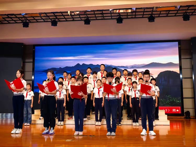 2025.9.29童声颂祖国 薪火永相传——龙潭中心小学开展“红领巾爱祖国”校园朗诵比赛_html_m6969a972.jpg
