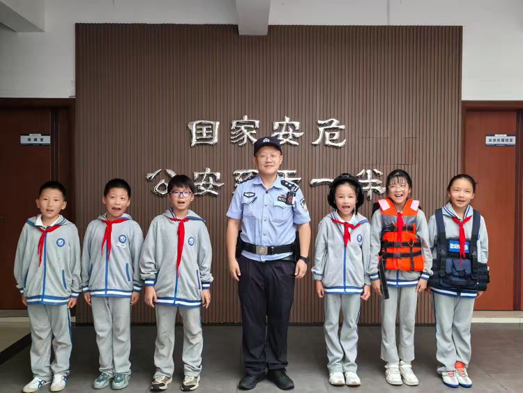 【江韵先锋·团队活动】“走进警营 与法同行”——长江小学学生走进靖安派出所开展法治实践活动