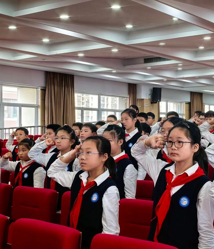 2025.10.22 强国复兴有我 争当新时代好少年 ——龙潭中心小学召开第七次少先队代表大会_html_m4b71d5ab.jpg