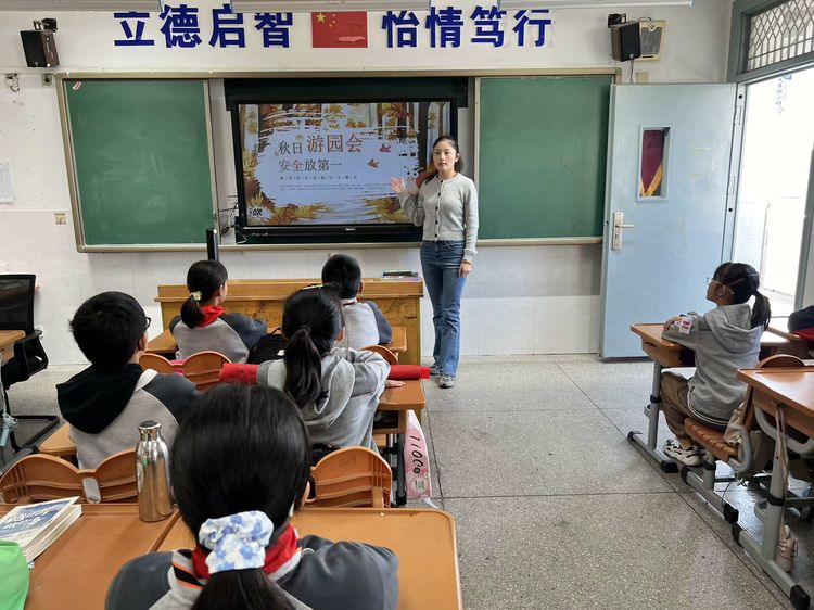 “与文明同行，趣社会实践”——记靖安小学秋季社会实践活动_html_4f267946.jpg
