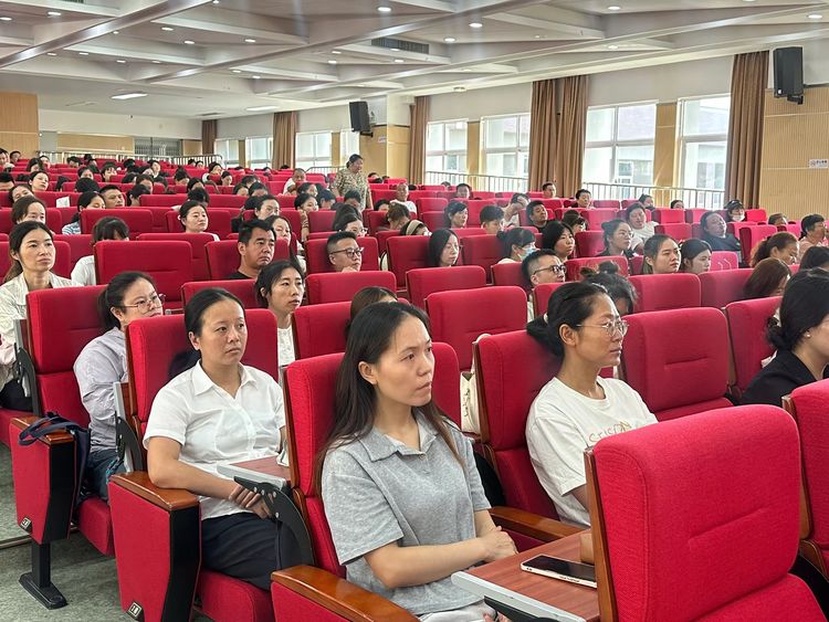 2025.8.25家校协同筑根基 自理赋能向新程——龙潭中心小学开展一年级家长学校活动_html_3c66f51f.jpg