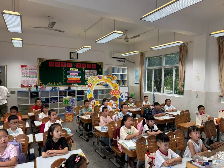 9.1“暖心相伴迎新路，快乐启航求学途”——记栖霞区长江小学新生入学仪式_html_m411505ba.jpg