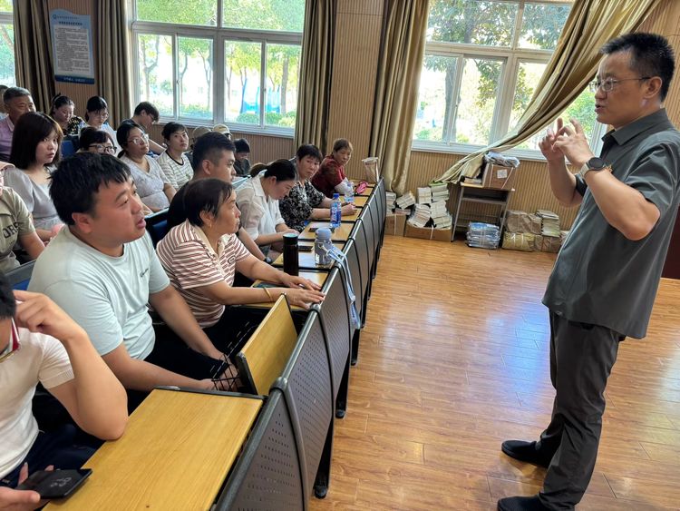 8.23“做新时代的智慧父母1234”——记栖霞区风行讲师走进长江小学_html_4a81435b.jpg