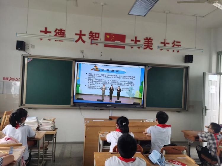 【灵美龙小】开学第一课，送法进校园——龙潭中心小学组织观看《开学法治第一课》_html_51994914.jpg