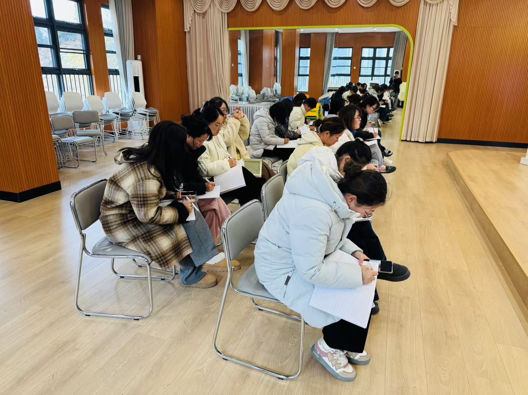 250102师德师风背景下家园共育有效性探究——栖霞幼儿园翡翠天悦园师德师风会议（新闻稿）_html_41101ae9.jpg