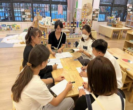 【枫香栖幼】凝心审议 聚力成长  ——栖霞幼儿园翡翠天悦园小班年级组《高高兴兴上幼儿园》课程审议活动