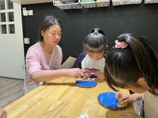 230526聚焦师幼互动  巧促幼儿发展——栖霞幼儿园石埠湾园艺术教研组研训 李静雯_html_5650da9b.jpg