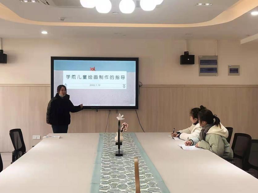  【枫香栖幼】聚焦儿童绘画 教研促进成长  ——栖霞幼儿园石埠湾园艺术组教研活动