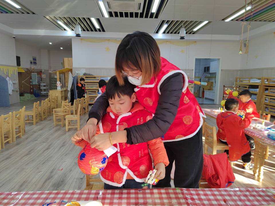 220117体验元旦乐  共话家园美——记栖霞幼儿园石埠湾园中班家长志愿者活动 万紫薇_html_m3c683f8d.jpg
