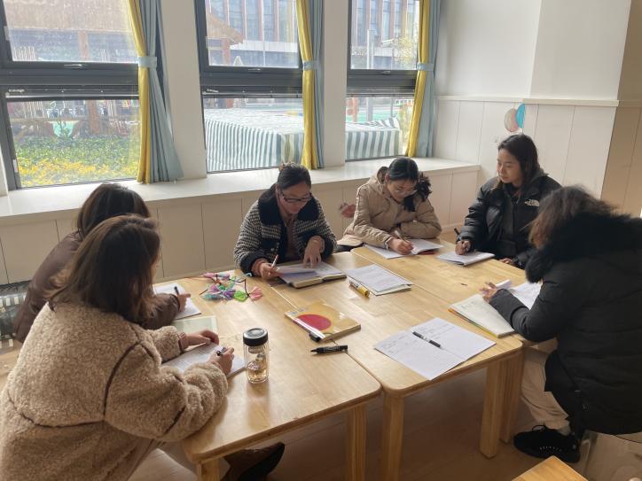  【枫香栖幼】聚焦课程审议 研讨共促提升  ——栖霞幼儿园翡翠天域园小班年级组《我能干》前审议(一)