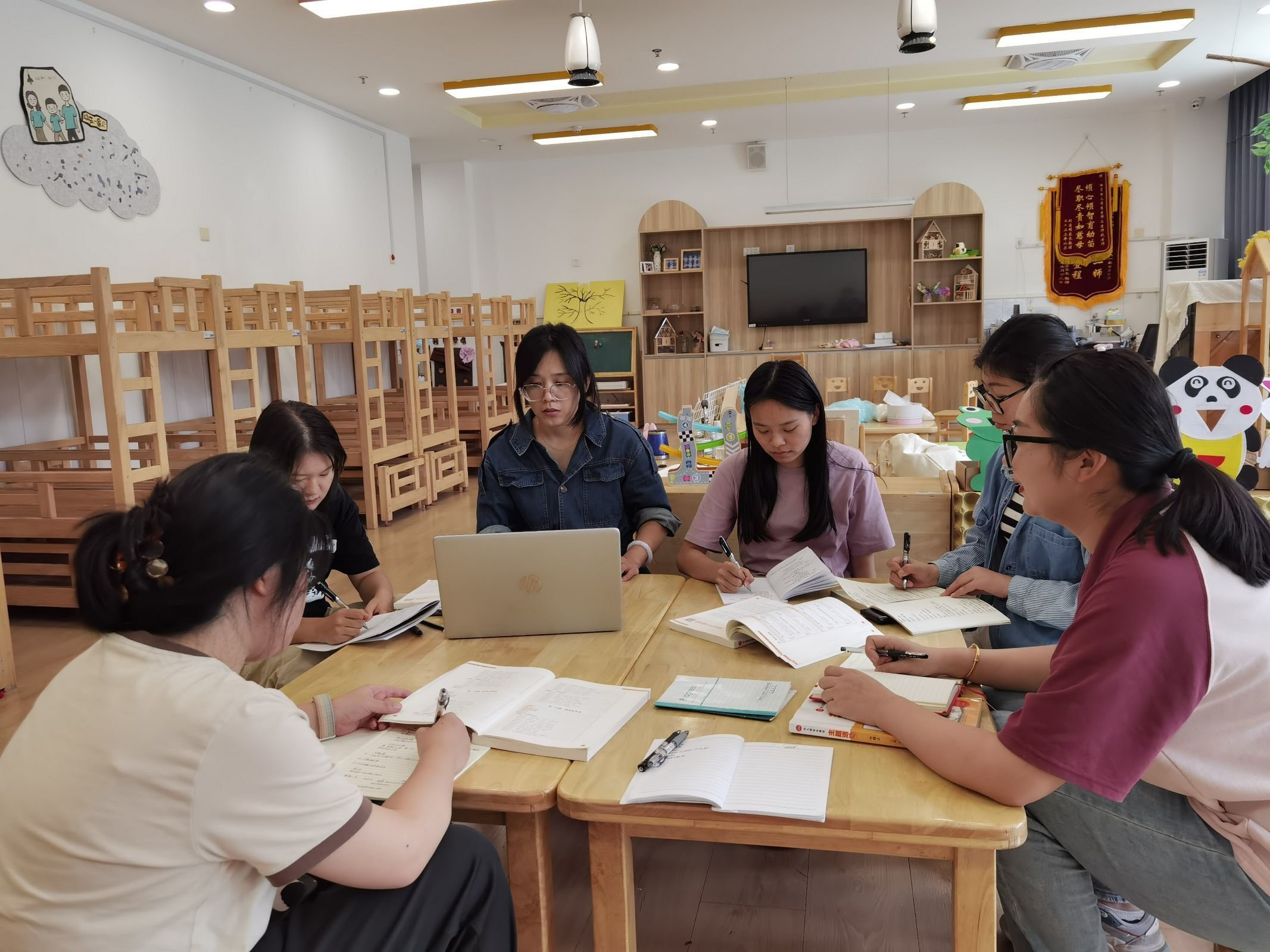 230829共审议 促成长——栖幼翡翠天域园小班年级组《高高兴兴上幼儿园》课程审议活动_html_37427307.jpg