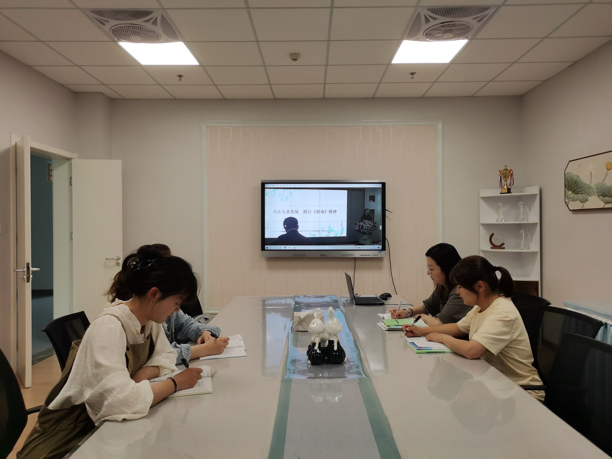 230518关注儿童发展 践行指南精神栖霞幼儿园翡翠天域园业务学习之幼儿园课程基地开放与研讨活动_html_328720df.jpg