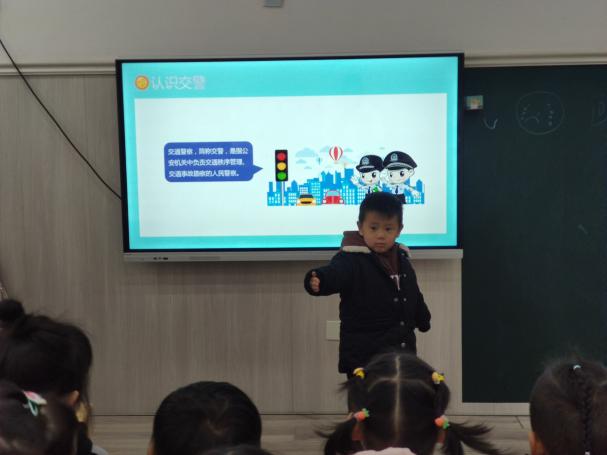 221202宪法在我心 守法伴我行——记栖霞幼儿园石埠湾园宪法知识宣传活动 徐雅仙_html_47f75f56.jpg