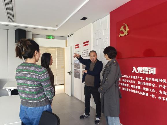 2401028携手社区寻资源 共探课程新可能——栖霞幼儿园课程中心组活动_html_63722e31.jpg