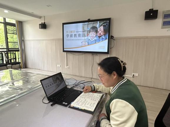 250407学法明责 育幼正行——栖霞幼儿园石埠湾园师德师风专项学习活动_html_31db623a.jpg