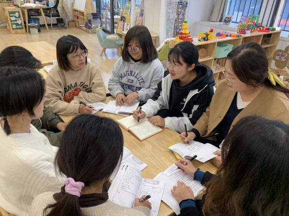 【枫香栖幼】“课”随童心 “程”现审议  ——栖霞幼儿园翡翠天域园中班年级组课程审议活动