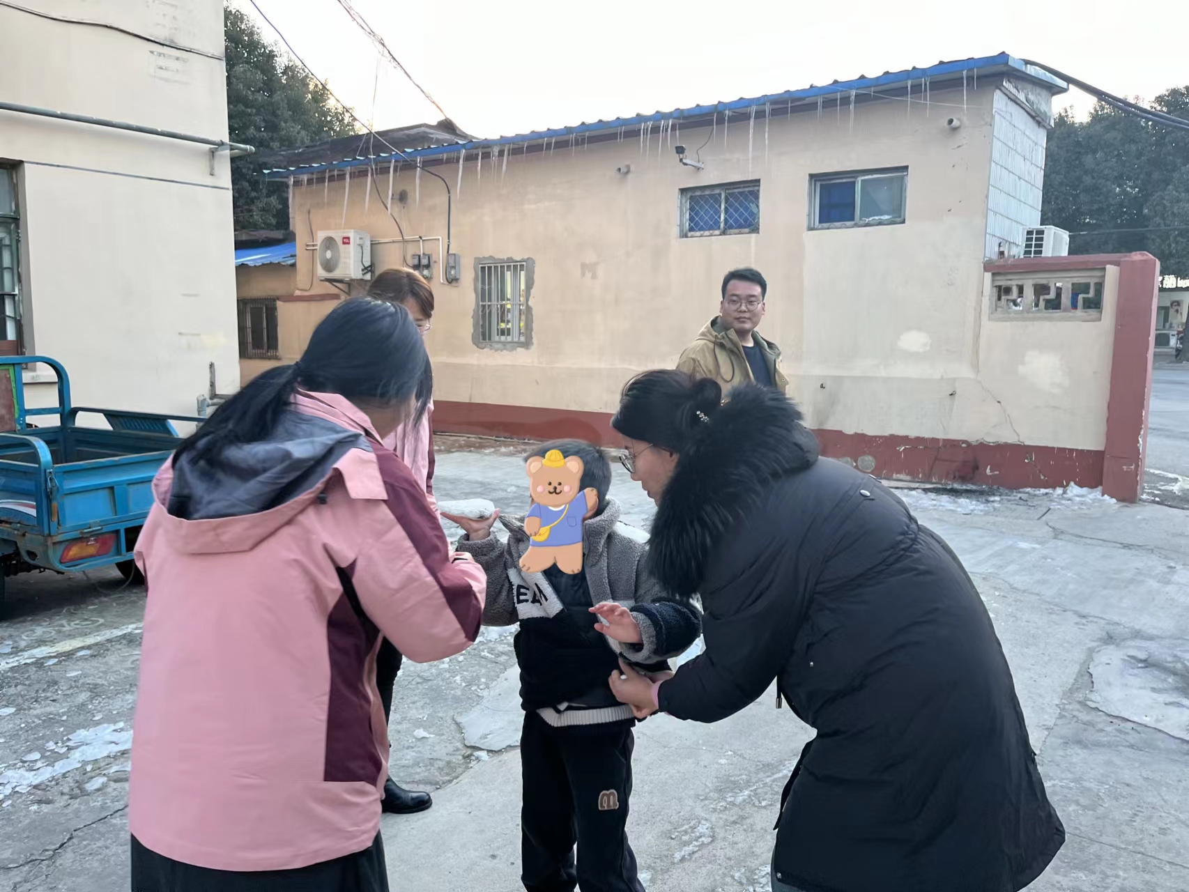 231222践行师德聚力前行  爱心捐赠筑梦启航——栖霞幼儿园师德师风志愿者活动-插照片_html_5825a0e5.jpg