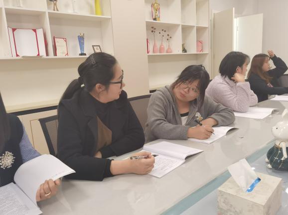 251021深耕 “儿童可持续发展”——栖幼翡翠天域园开展《学前教育法》解读专题研讨_html_4a30d28e.jpg