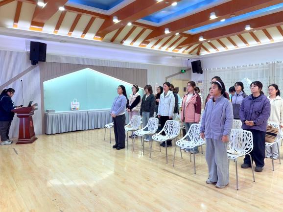 251031换届聚合力 组织启新程——栖霞幼儿园团支部组织委员改选大会暨主题团课_html_723a7018.jpg