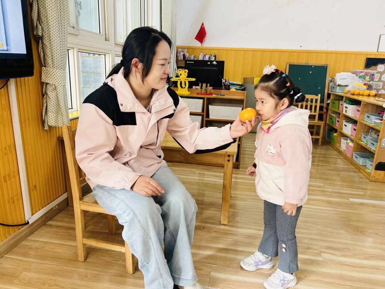 251110橘皮成树添童趣 家园共育促成长——记栖霞幼儿园红枫分园小班组家长助教活动_html_4dd4a580.jpg