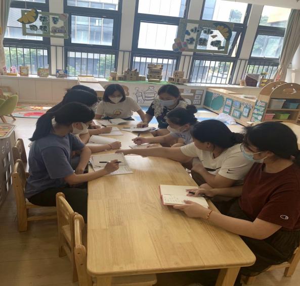 【枫香栖幼】立足儿童，聚焦审议  ——栖霞幼儿园翡翠天域园中班年级组课程审议活动