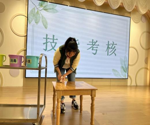 231020匠心润于行 专业精于心——栖霞幼儿园翡翠天域园保育老师技能大赛_html_607466ed.jpg