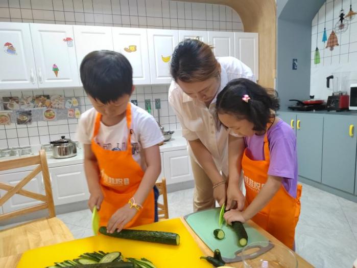 220610劳动收获美好 共育促进成长——记栖霞幼儿园石埠湾园大班家长助教活动 徐雅仙_html_4953b268.jpg
