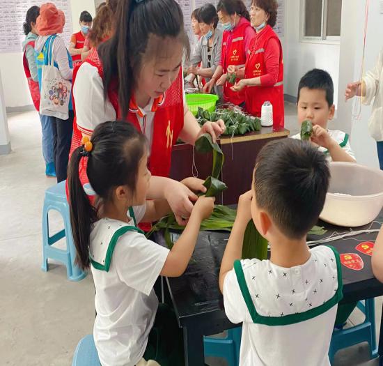 220530粽叶飘香 品味端午——记栖霞幼儿园石埠湾园教师志愿者活动 刘彦歆_html_m37ead7a6.jpg