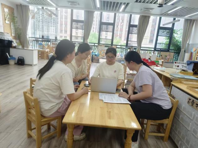 250618深析主题寻突破 共商策略启新程——栖霞幼儿园石埠湾园大班组《再见了，幼儿园》课程审议活动_html_m887a7fe.jpg