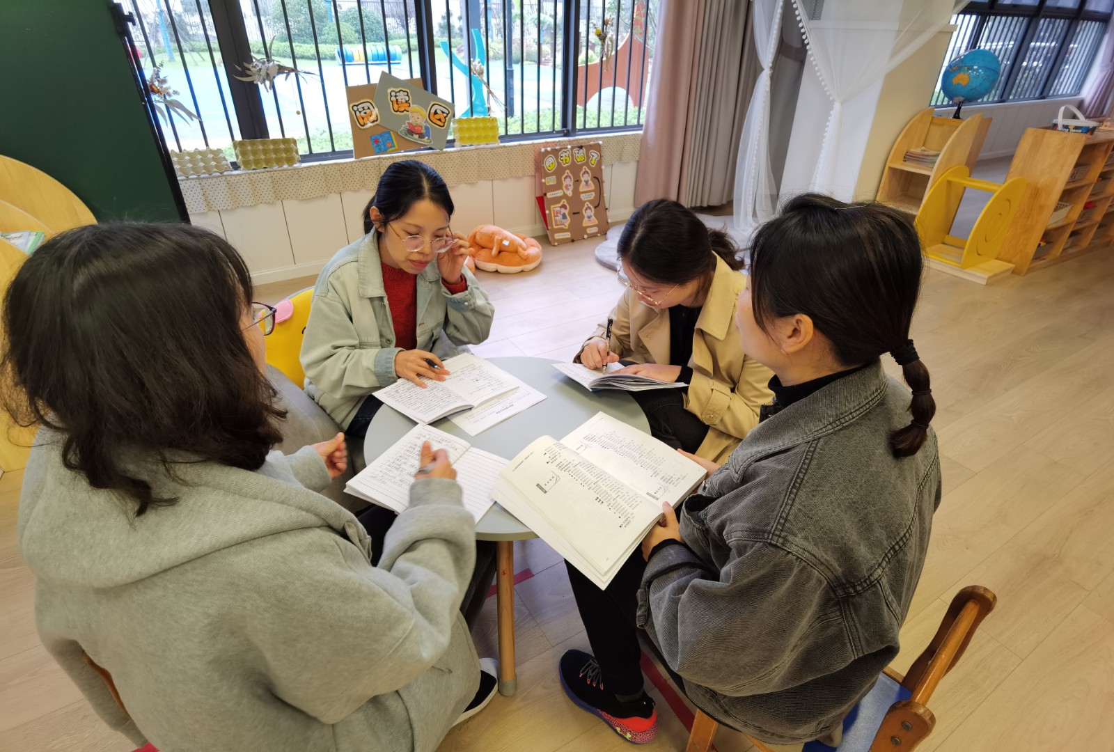 【枫香栖幼】共思 共享 共成长 ——记栖霞幼儿园翡翠天悦园小班年级组课程审议 