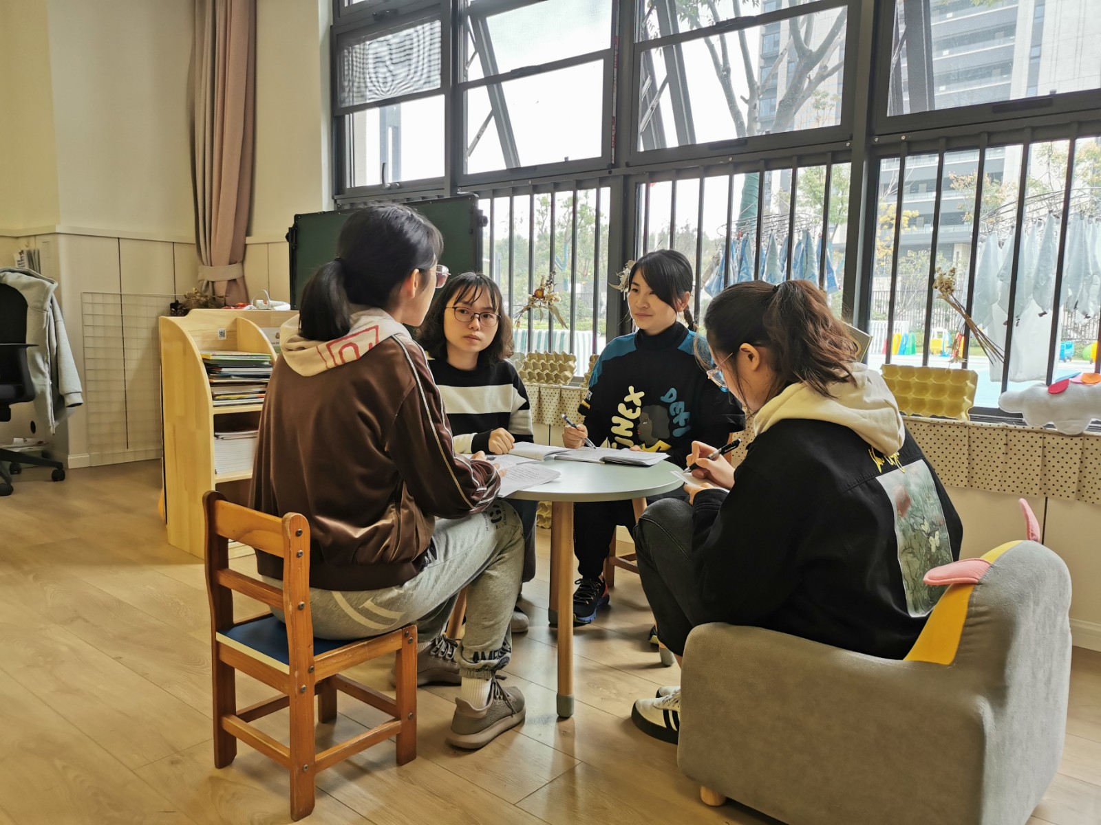【枫香栖幼】绽放灵感 碰撞智慧  ——栖霞幼儿园翡翠天悦园环境材料教研组活动(一)
