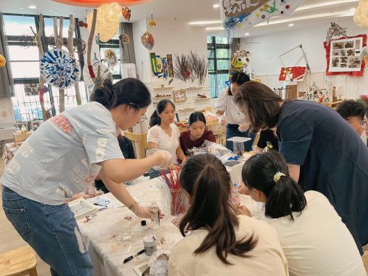 230831学无止境  “胶”织我心—栖霞幼儿园翡翠天悦园环境教研组活动_html_m2d6d95a4.jpg