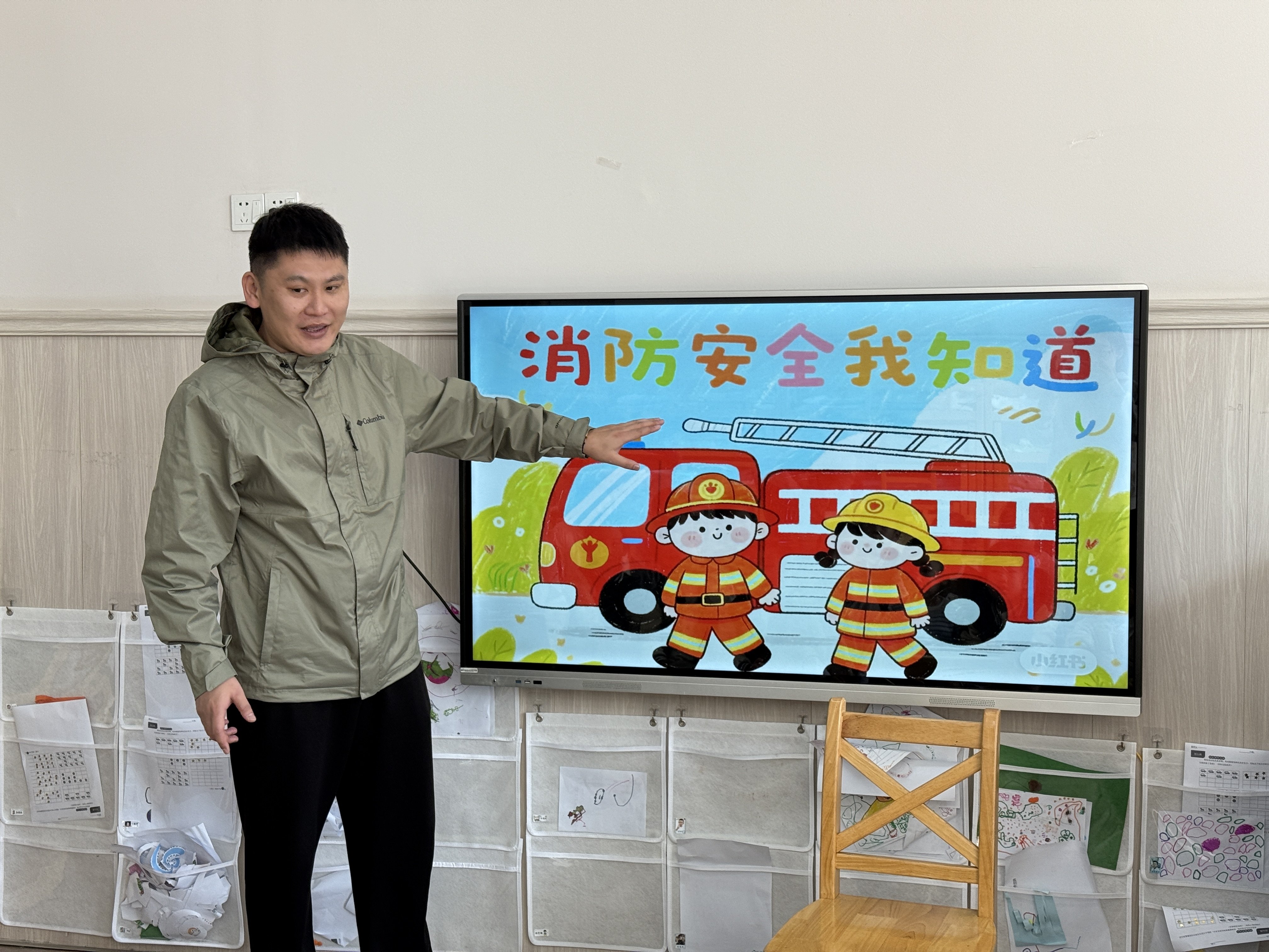 251023消防零距离 安全伴我行——栖霞幼儿园石埠湾园中一班家长助教活动 刘子慧_html_725c1a31.jpg