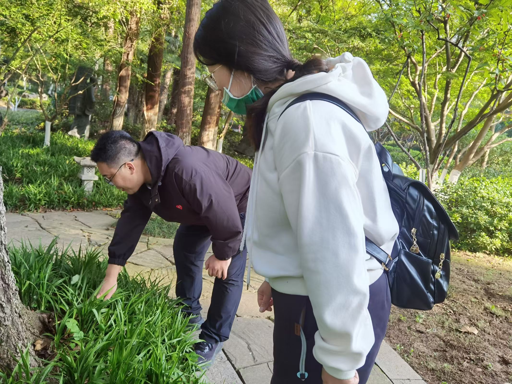 深耕地域资源  绽放运动华彩——记栖幼红枫分园栖霞山实地教研活动  万紫薇_html_5fc44fa9.jpg