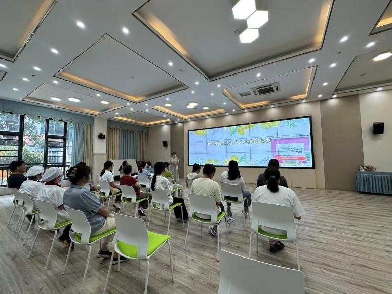 240929与关注沟通 提升自我——栖霞幼儿园石埠湾园教职工心理团建活动_html_m7e41bffc.jpg