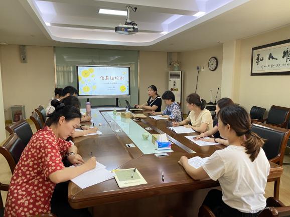 220826提升宣传质量 共展园所风采——记栖霞幼儿园五福园信息组培训活动_html_2bcb1dfe.jpg
