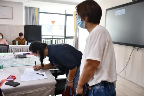 食材配送严把关  幼儿健康保安全——记栖霞幼儿园食材配送服务二次招标会议 徐雅仙_html_4e30edaa.jpg