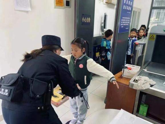 230512法制护航 守护成长——栖霞幼儿园石埠湾园法制宣传教育周活动 徐雅仙_html_65c6030a.jpg
