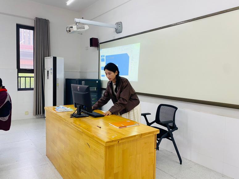【湖畔·童化课堂】课堂展风采，以研促成长——记信息教研组第三次教研活动_html_49b89c21.jpg