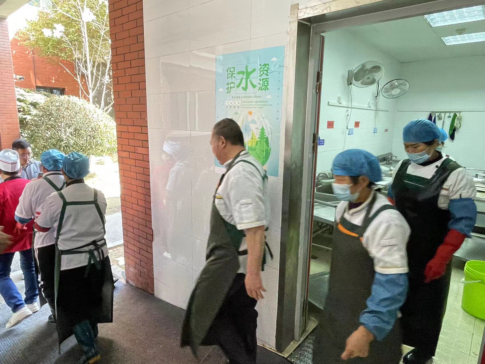 【湖畔·共佑安全】消防安全心中记，日常演练在践行——金陵小学（仙林湖校区）开展2023—2024第二学期物业食堂消防演练_html_66e46324.jpg