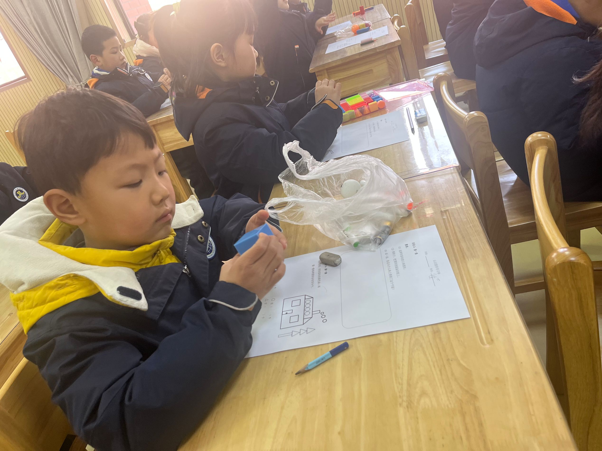 【湖畔·童化课堂】 亲历“剥离”过程，感知“面”在“体”上——数学故事汇之课例研讨（145）_html_4206b970.jpg