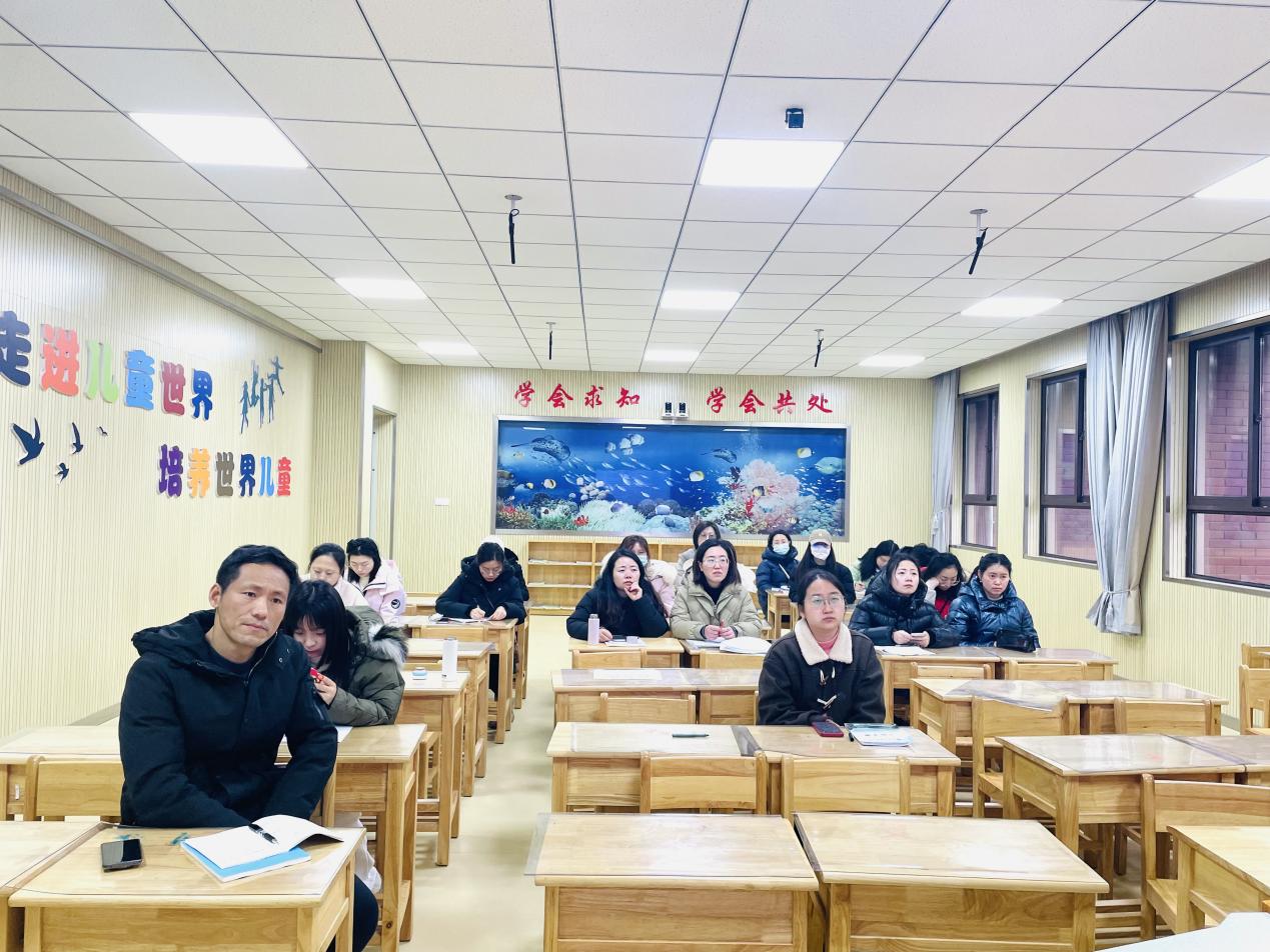 【湖畔·科研引领】课题引领助成长，科研分享共奋进——记金陵小学（仙林湖校区）课题主持人会议(1)_html_m20a0f3a8.jpg