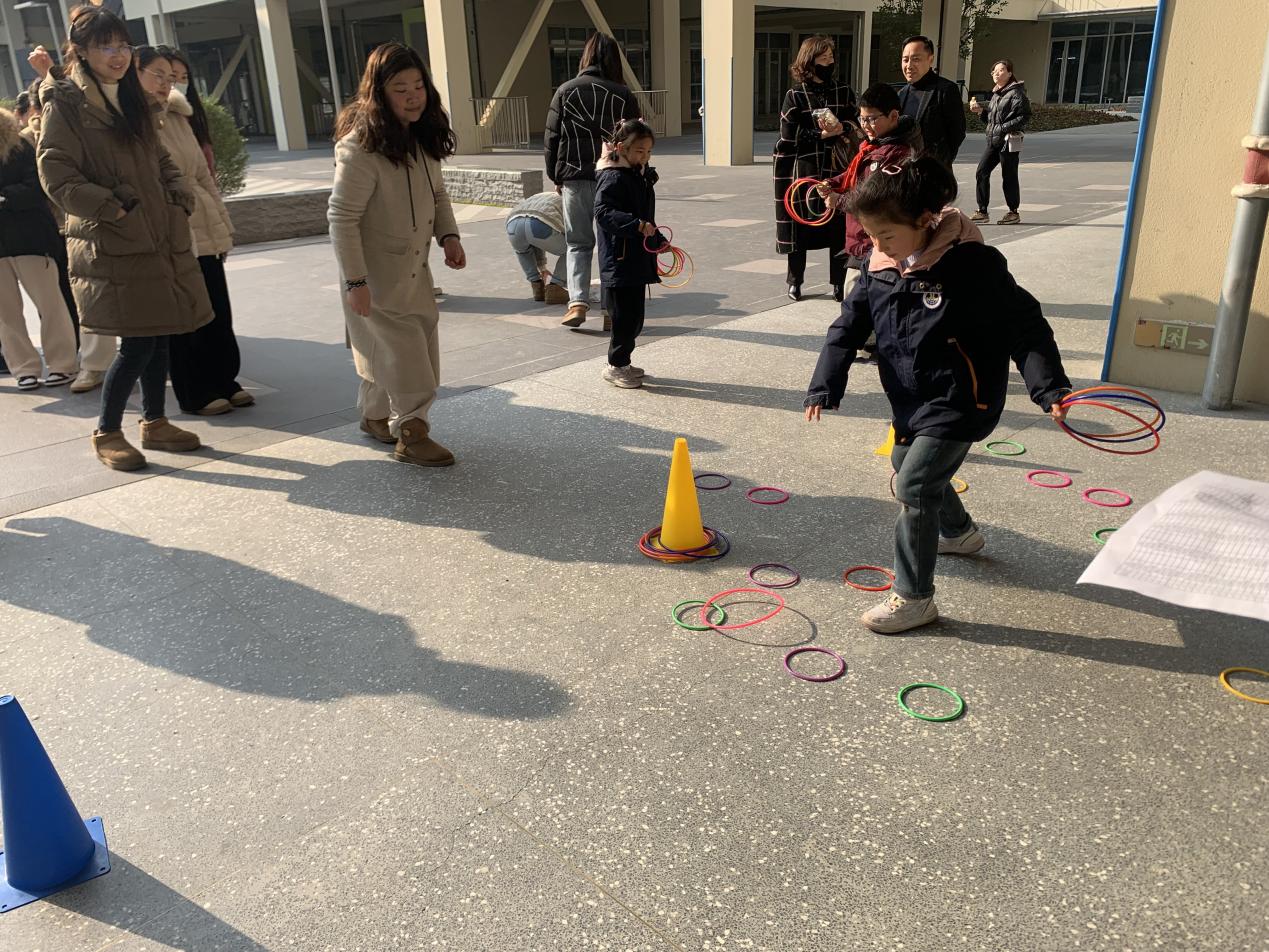套出欢乐  圈住幸福——南京市金陵小学（仙林湖校区）欢乐套圈活动_html_7037658a.jpg