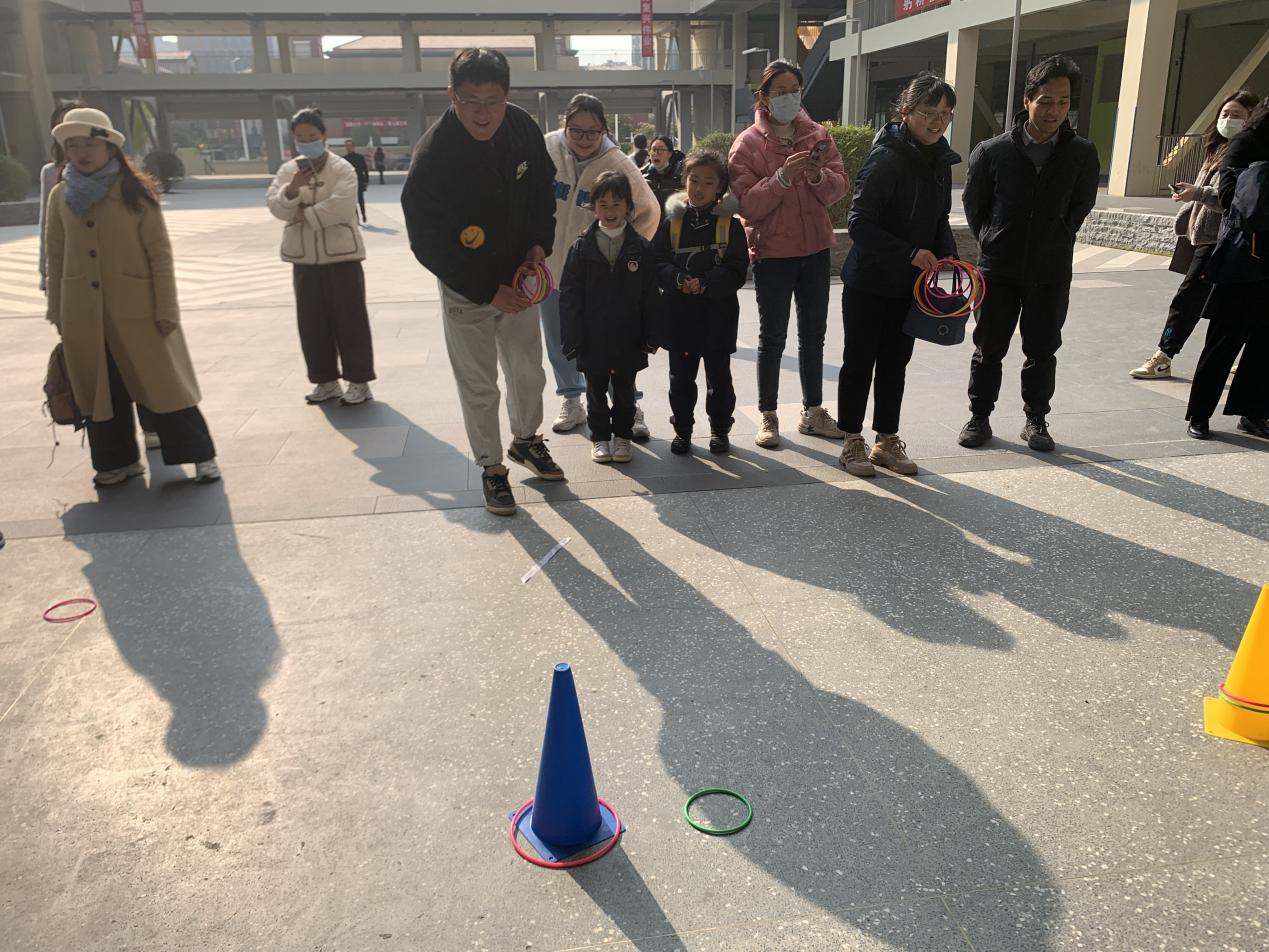 套出欢乐  圈住幸福——南京市金陵小学（仙林湖校区）欢乐套圈活动_html_2f635bc3.jpg