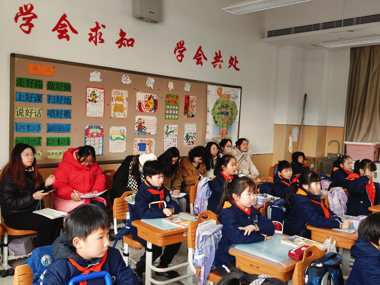 【湖畔·童化课堂】步步登“糕” “语”你共享——记金陵小学（仙林湖校区）二年级语文组教研活动_html_m2e2b6b59.jpg