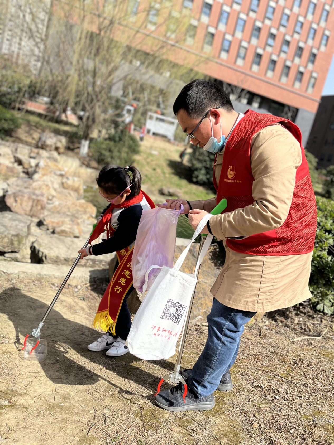 【博学广志】学习雷锋好榜样，携手共护景观河——记林卫云名师工作室与社区联动活动(1)_html_m50037aaf.jpg