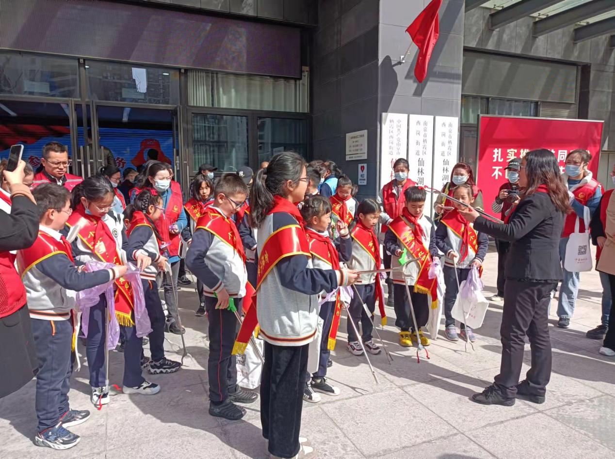 【博学广志】学习雷锋好榜样，携手共护景观河——记林卫云名师工作室与社区联动活动(1)_html_m53afc52.jpg
