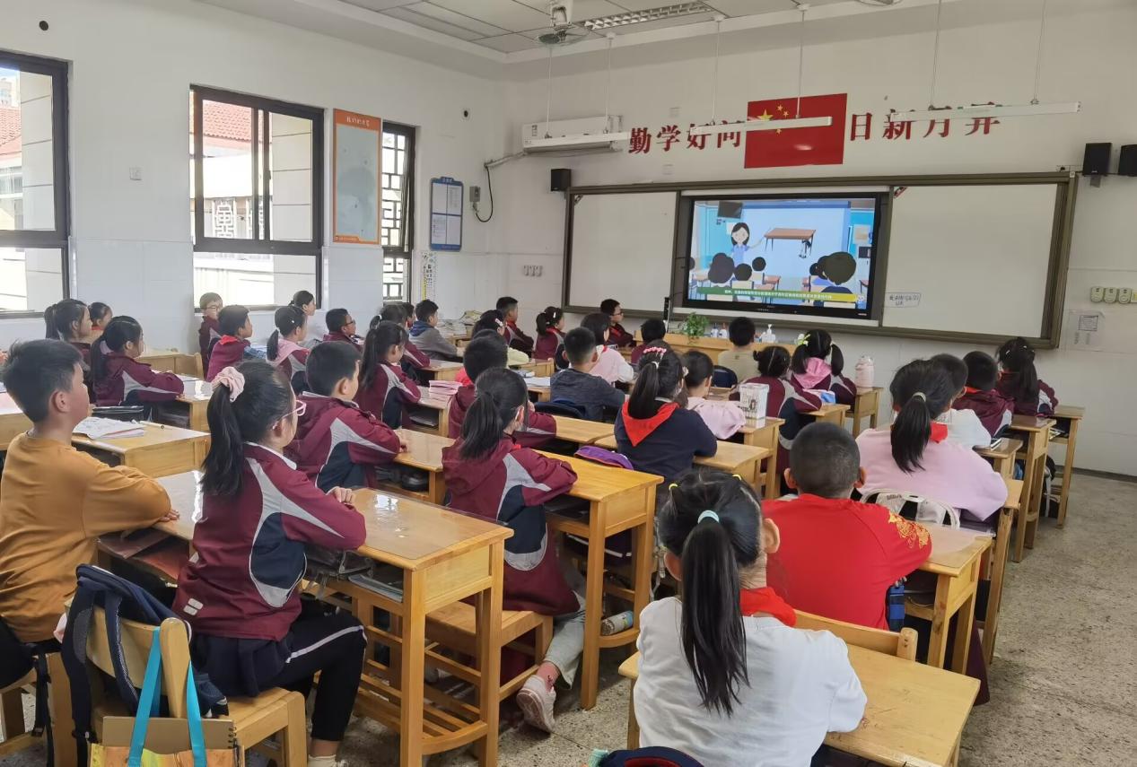 【湖畔·共佑安全】抓常态演练，护平安校园——金陵小学（仙林湖校区）开展地震应急疏散演练活动_html_m7961b28a.jpg